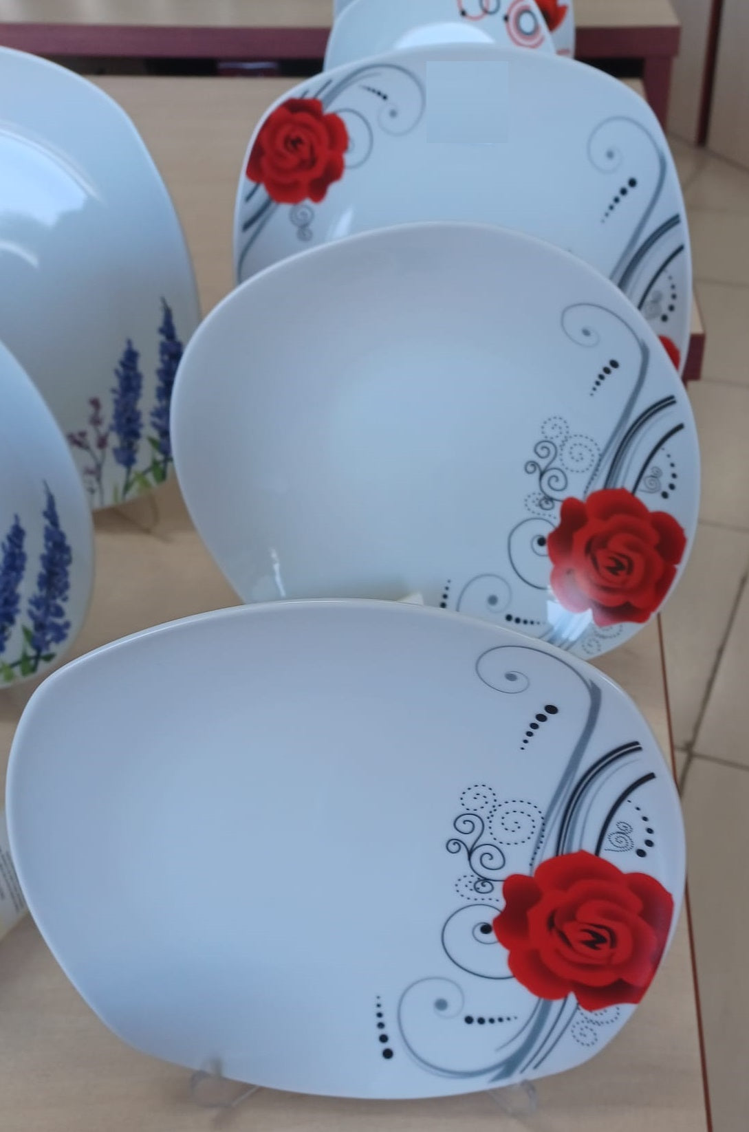 🌹✨ Serviciu de masă din porțelan Art Craft – 18 piese – Model Trandafir Roșu – Eleganță și rafinament la fiecare masă