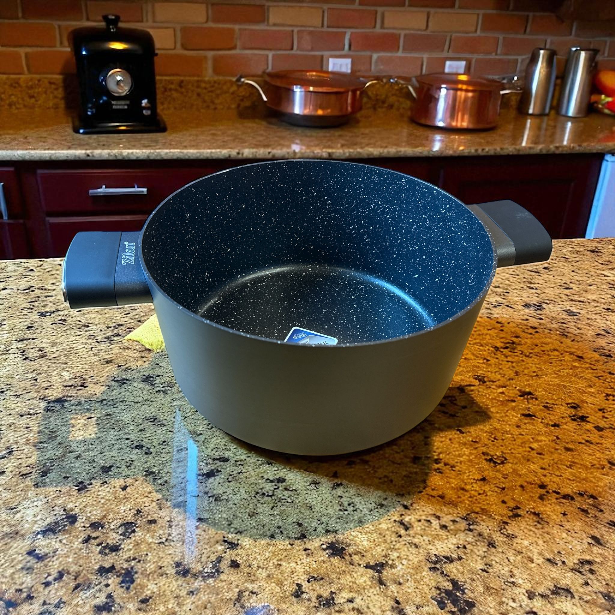 Oală Zilan 26 cm, 5.5 litri, cu capac – interior marmorat, compatibilă inducție