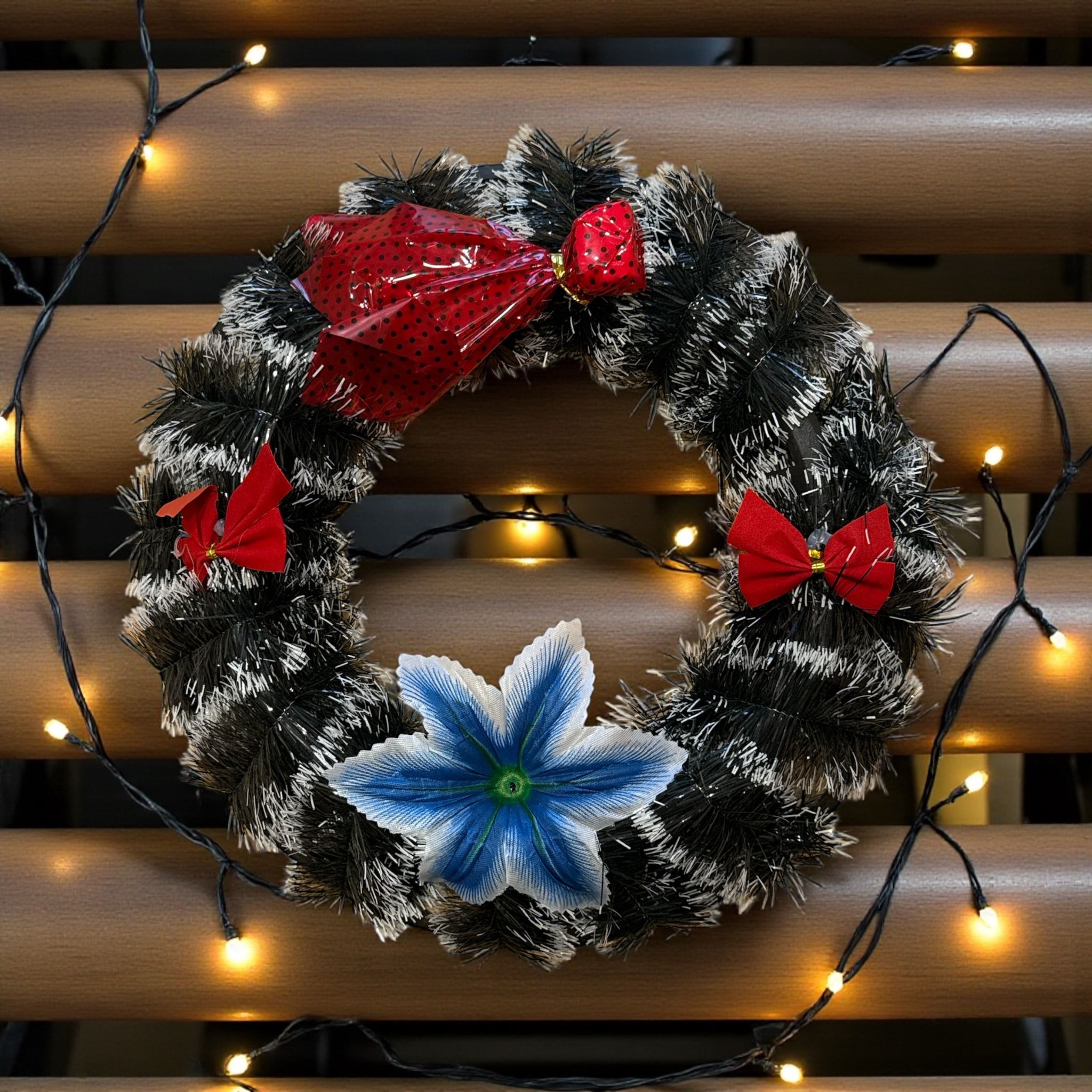 🎄 Coroană Decorativă Crăciun – 30 cm – Model Negru cu Alb & Floare Albastră 🎄