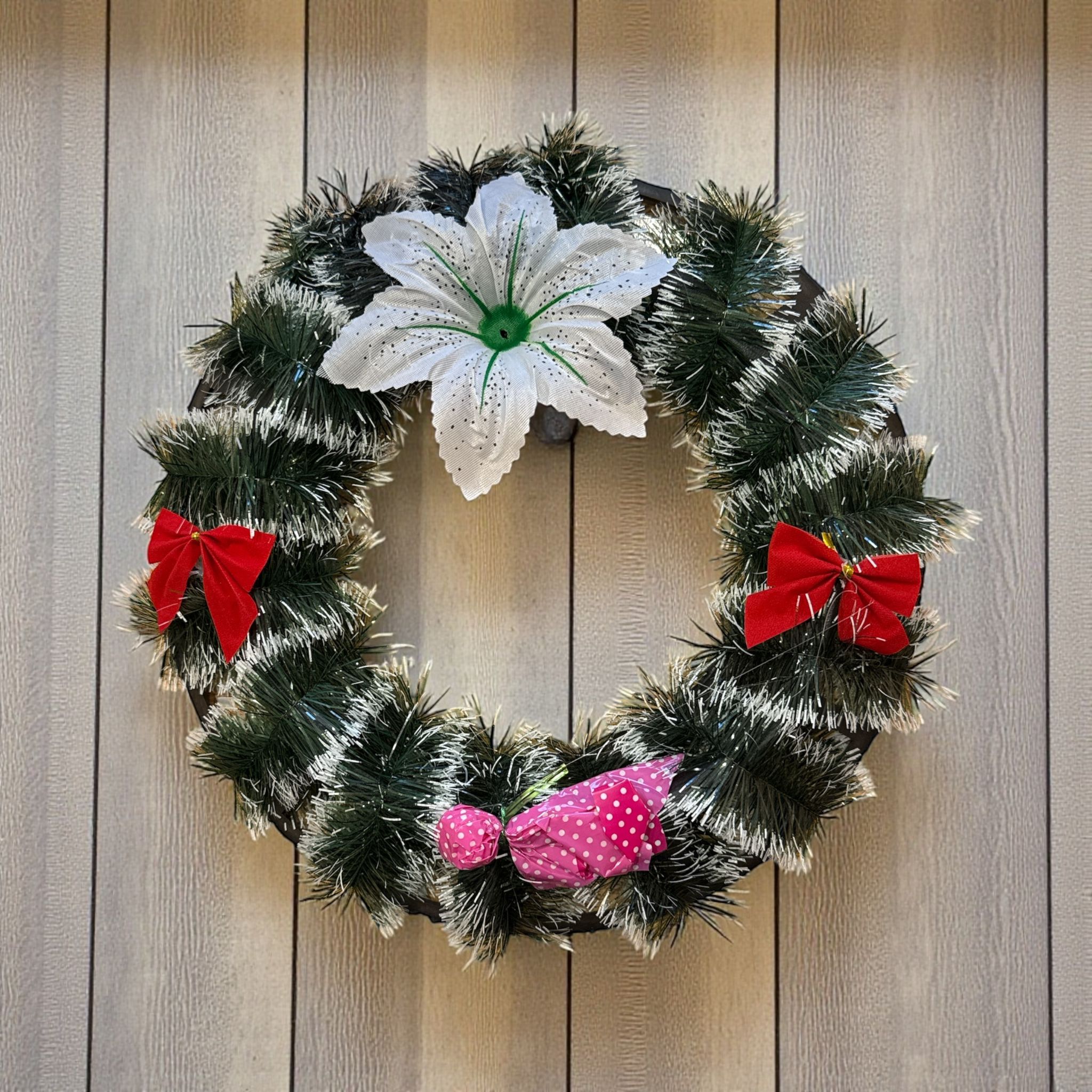 🎄 Coroană Decorativă Crăciun – 30 cm – Verde cu Alb și Ornamente 🎄