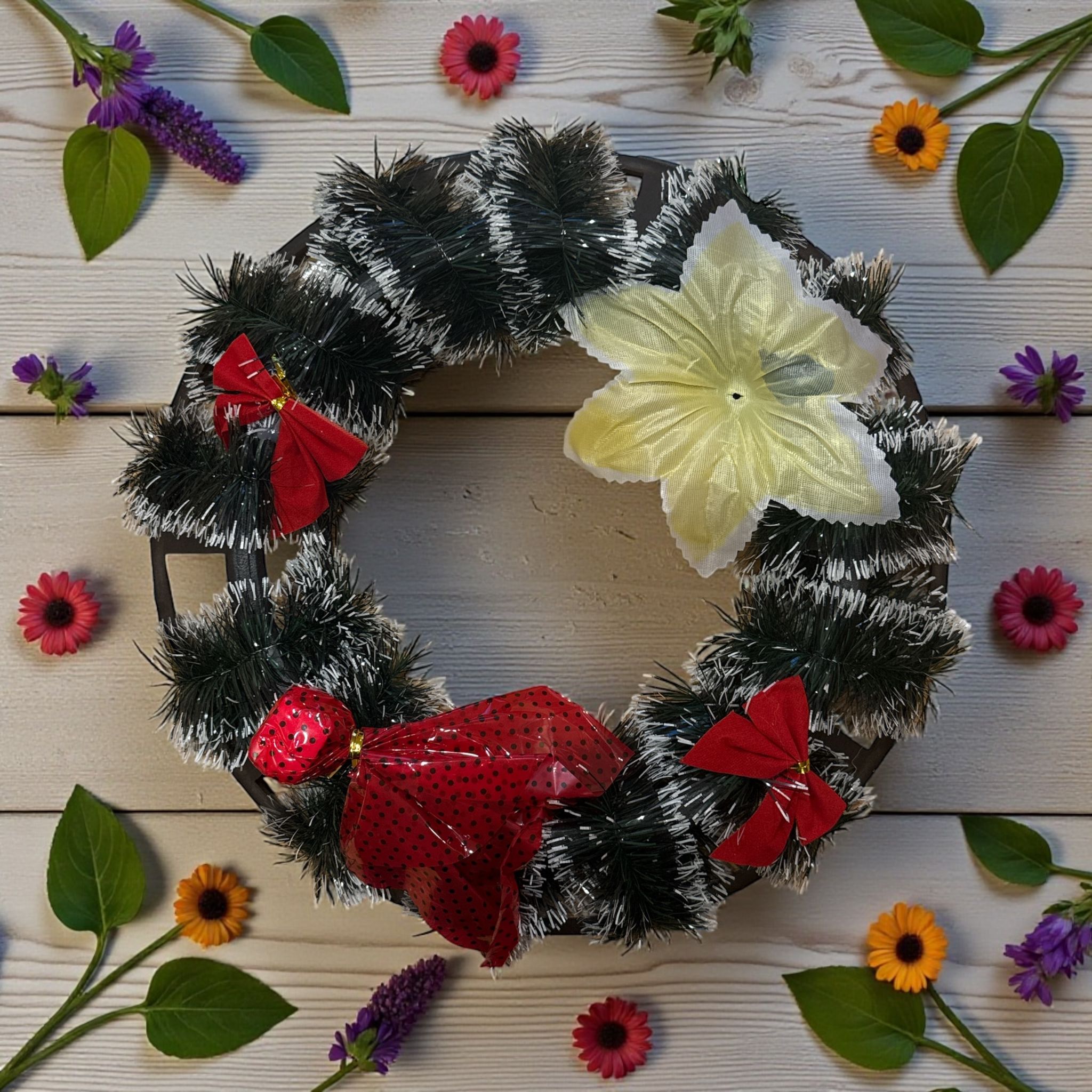 🎄 Coroană Decorativă Crăciun – 30 cm – Verde cu Alb & Ornamente 🎄