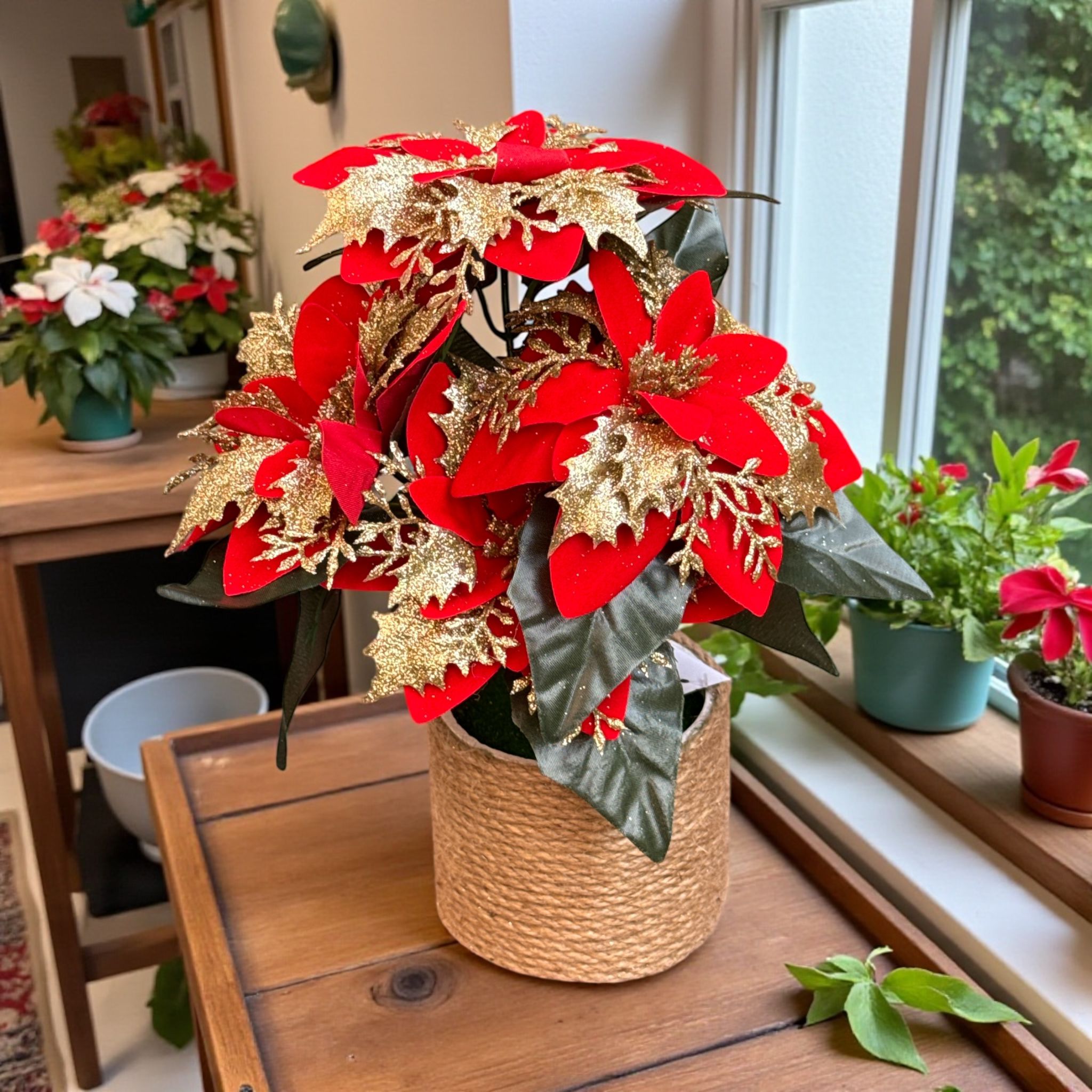 🌺 Poinsettia Decorativă de Crăciun în Ghiveci – 25 cm, Roșu & Auriu, Model Premium ✨