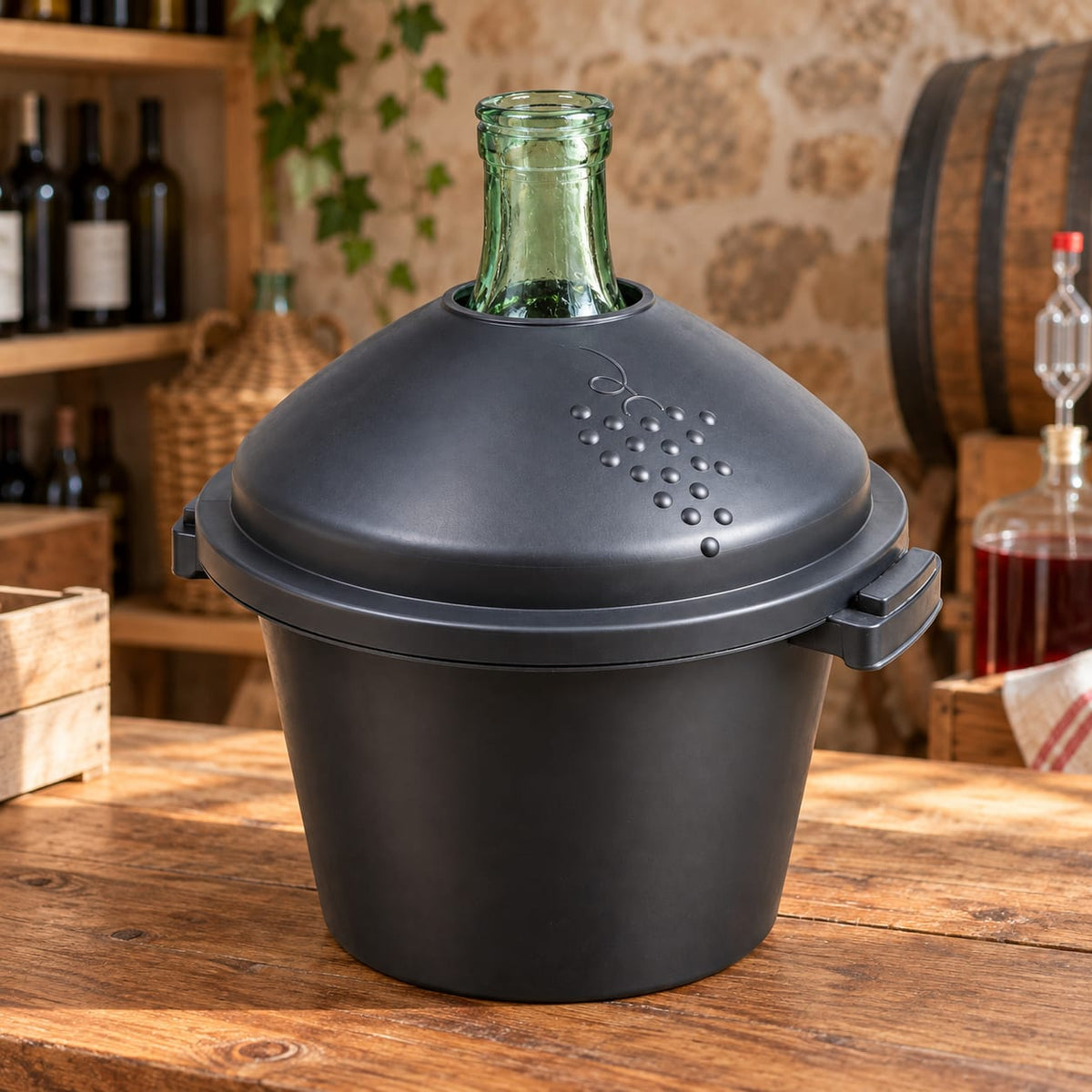 Damigeana sticla 10 litri cu cos de plastic si capac protector