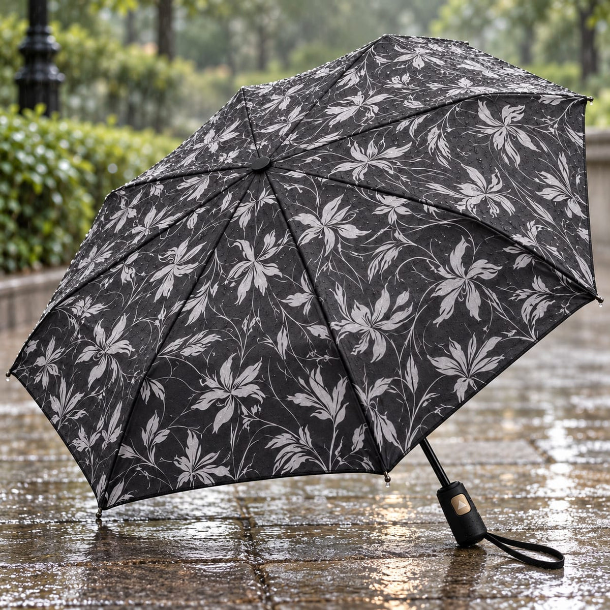 Umbrela pliabila neagra cu imprimeu floral si maner cu buton