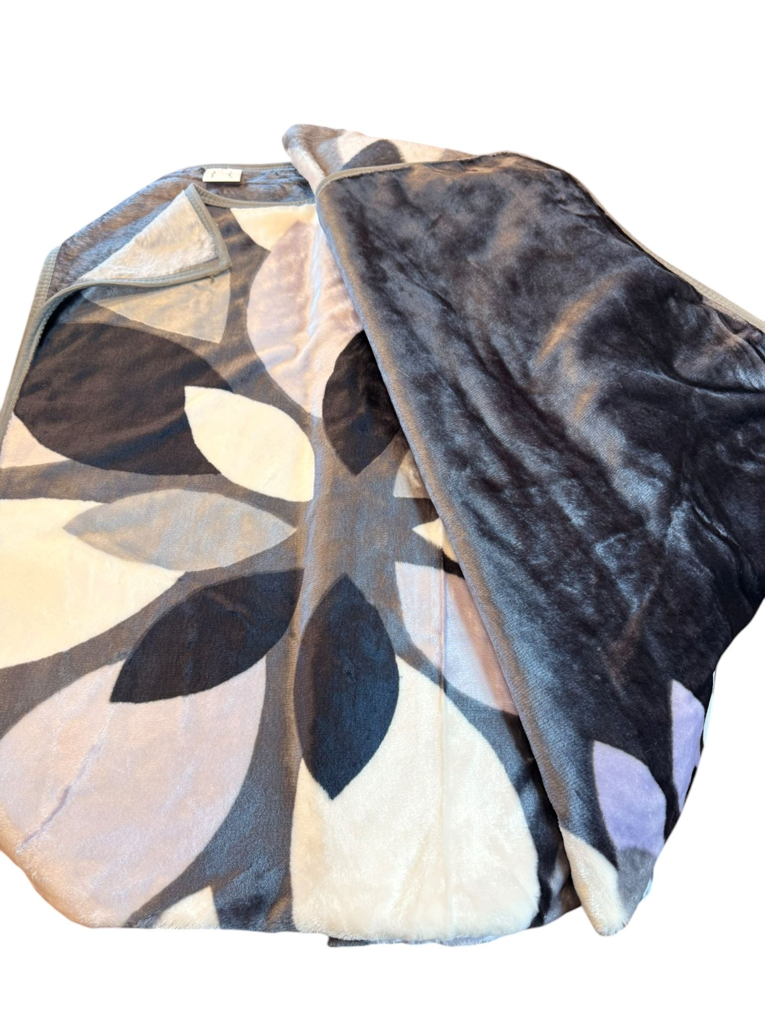 Patura Dubla Groasa – 200x230 cm – Model Abstract Gri-Negru – Moale, Moderna si Calduroasa